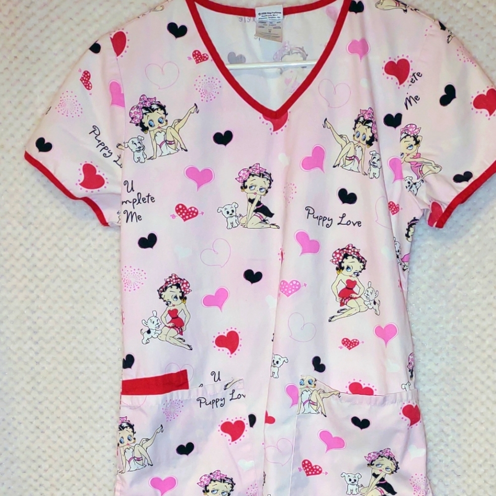 Betty Boop Scrub Top Womens Size Small Pink/Red Pockets Short Sleeves V Neck